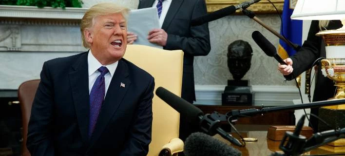 Ο Τραμπ πέταξε έξω από το Οβάλ Γραφείο γνωστό δημοσιογράφο του CNN (εικόνες, βίντεο)